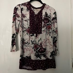 Les Serein, Size Small, Purple and White with Flowers